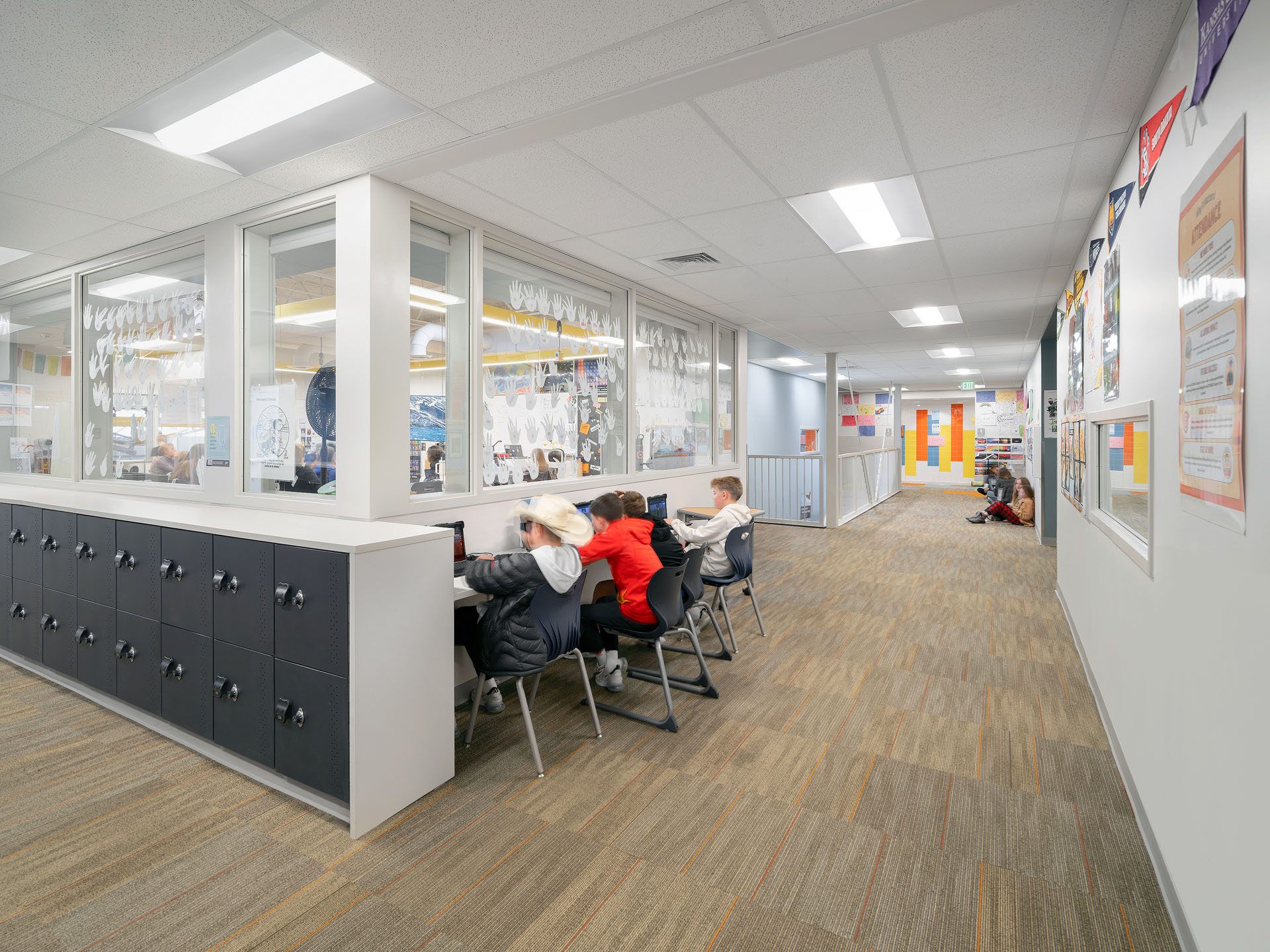 High Plains ES Hallway - RB+B Architects - Diggles Photography