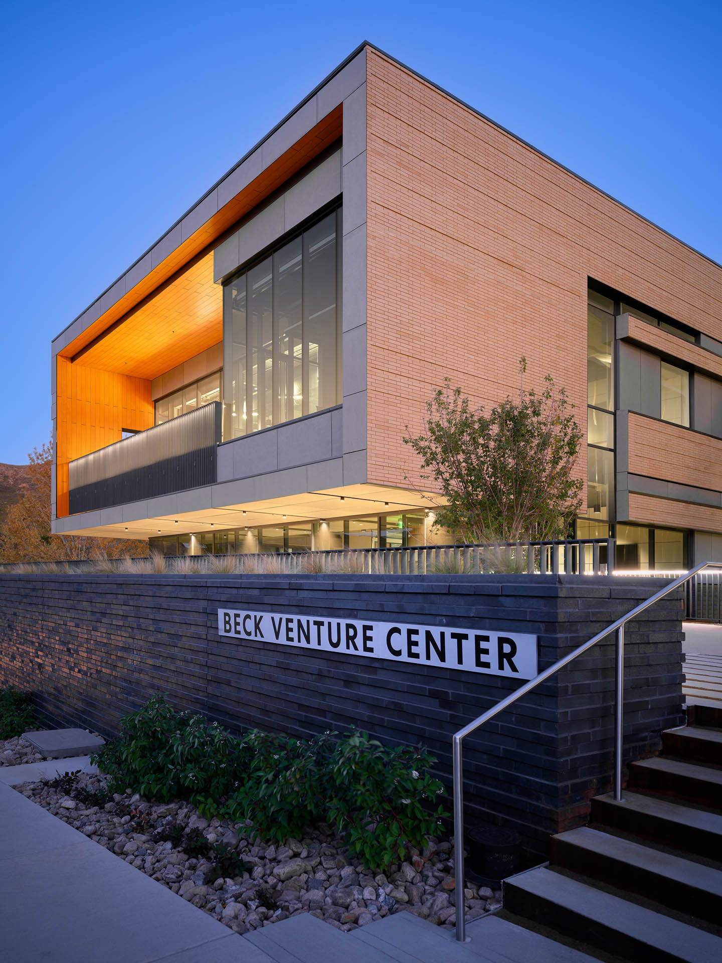 Exterior View Northwest Corner - Colorado School of Mines Beck Venture Center - Diggles Photography